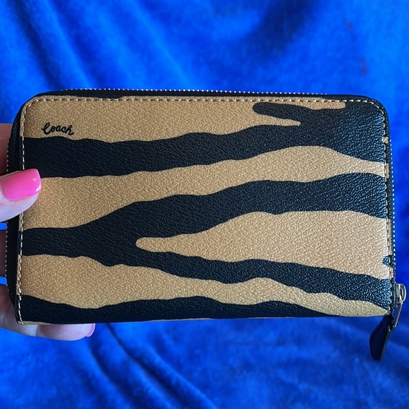 NWT COACH C7442 Medium Id Zip Around Wallet Tiger Print - Picture 3 of 9
